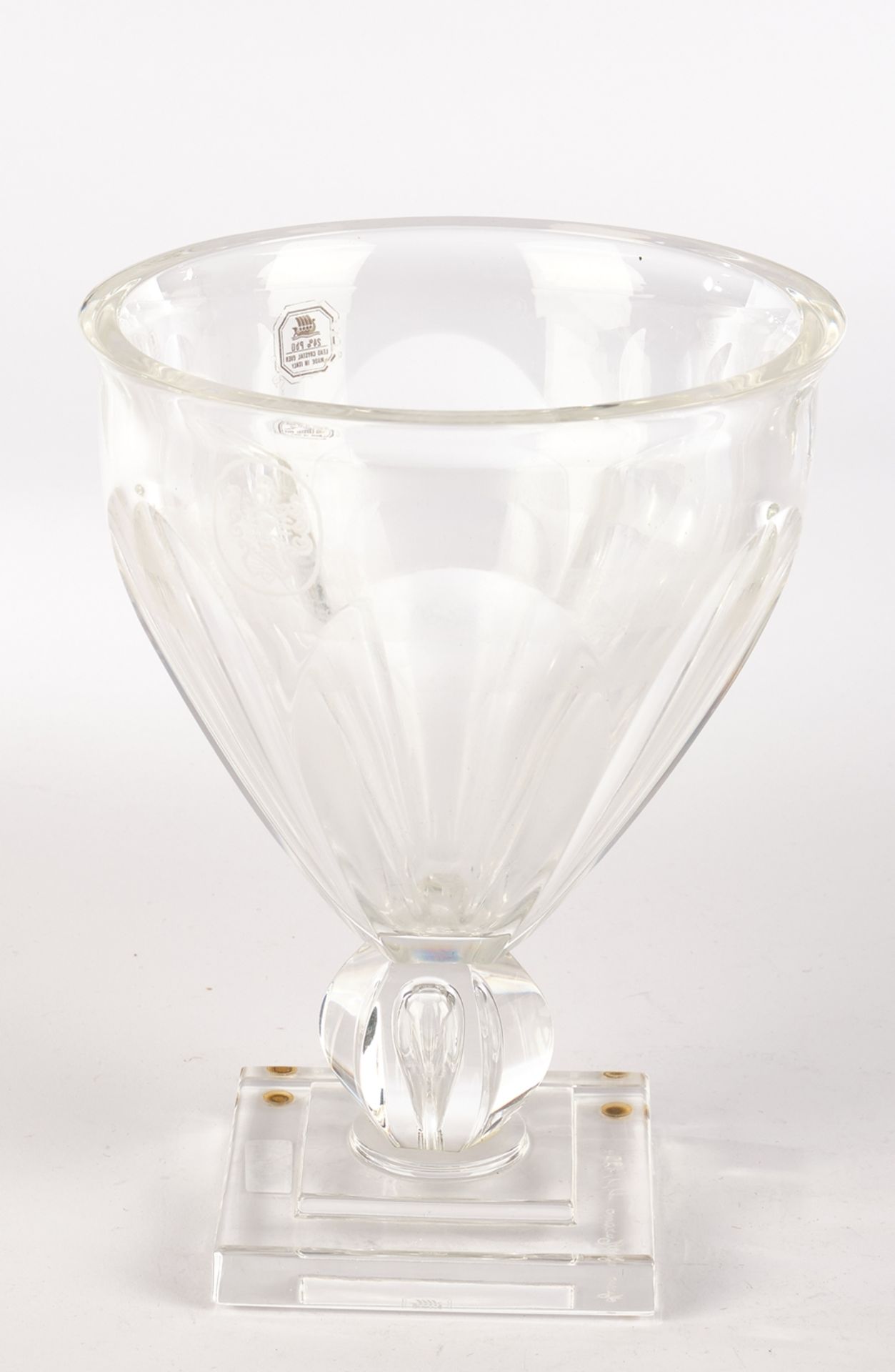Vase, Murano, 1994, farbloses Kristallglas, facettierter Korpus auf quadratischem Fuß, Wappenkartus
