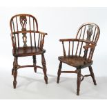 2 Windsor-Chairs in Kindergröße, England, 18./19. Jh., wohl Rüster, H. 65 cm und 73 cm