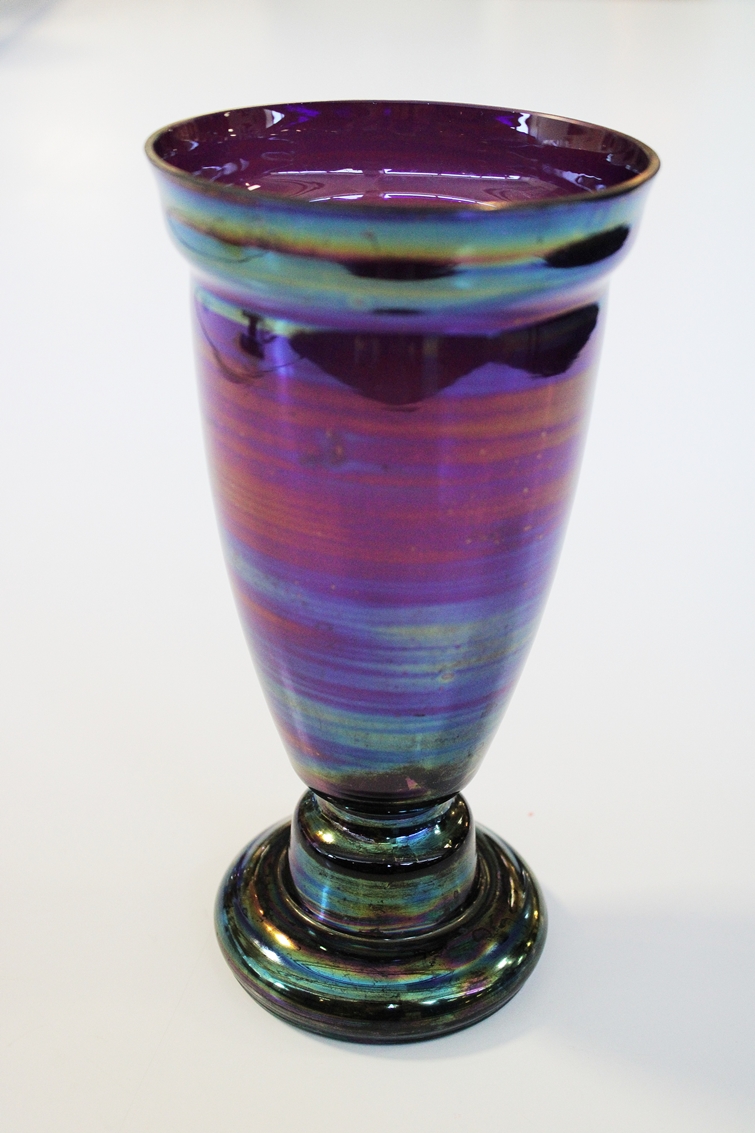 Fußvase, Jugendstil, 1920er Jahre, Glas, violett und grün irisierend, 21.4 cm hoch, Mündung beschli - Image 2 of 2
