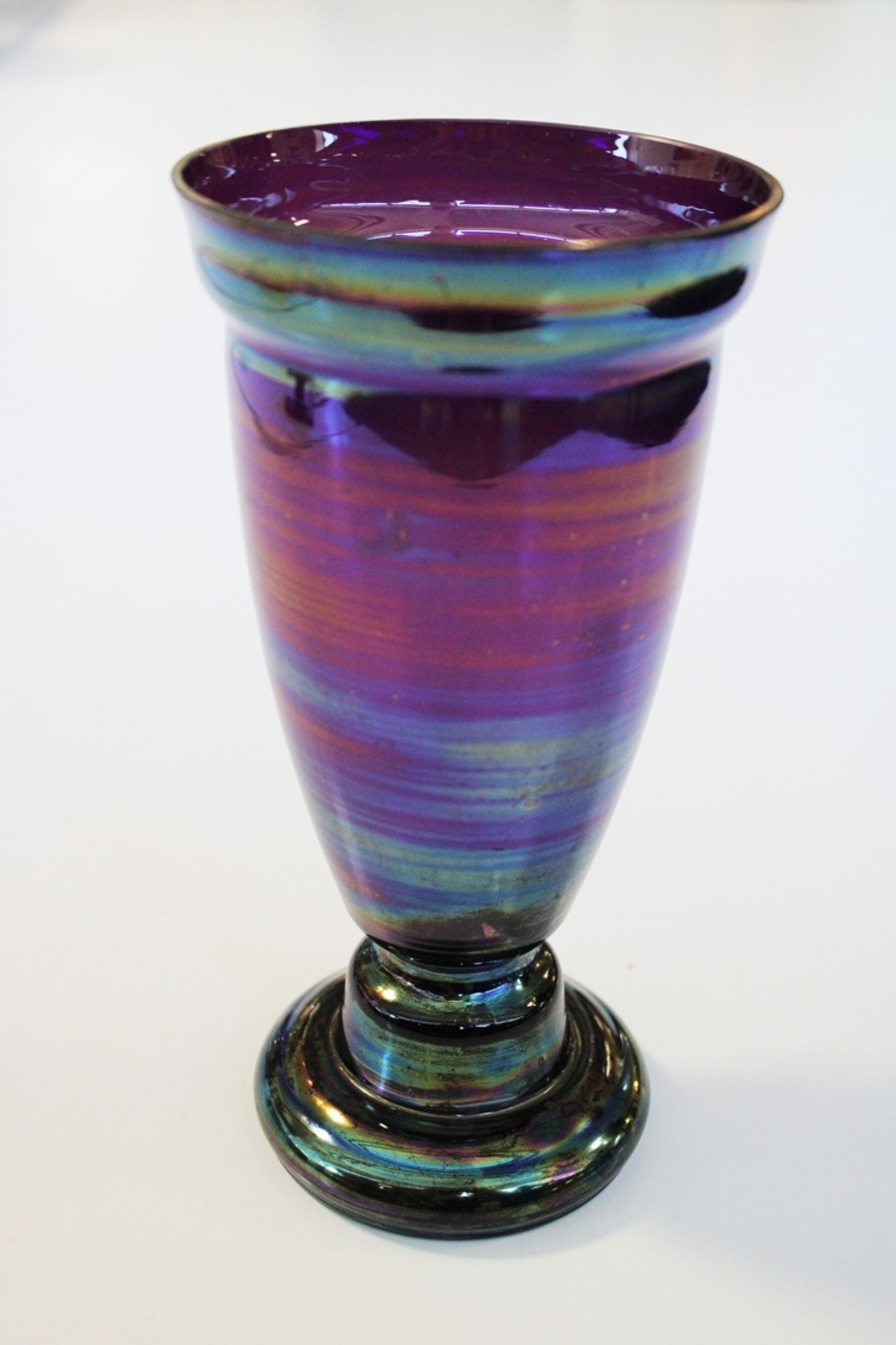 Fußvase, Jugendstil, 1920er Jahre, Glas, violett und grün irisierend, 21.4 cm hoch, Mündung beschli - Bild 2 aus 2
