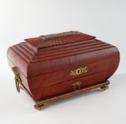 Damenschatulle, wohl Offenbach um 1800, rotes Maroquin-Leder, getreppte Kissenform mit goldgeprägte