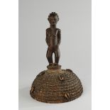 Tanzaufsatz, Luba, Kongo, Afrika, stehende weibliche Figur aus Holz auf Kappe aus Pflanzenfasern mi