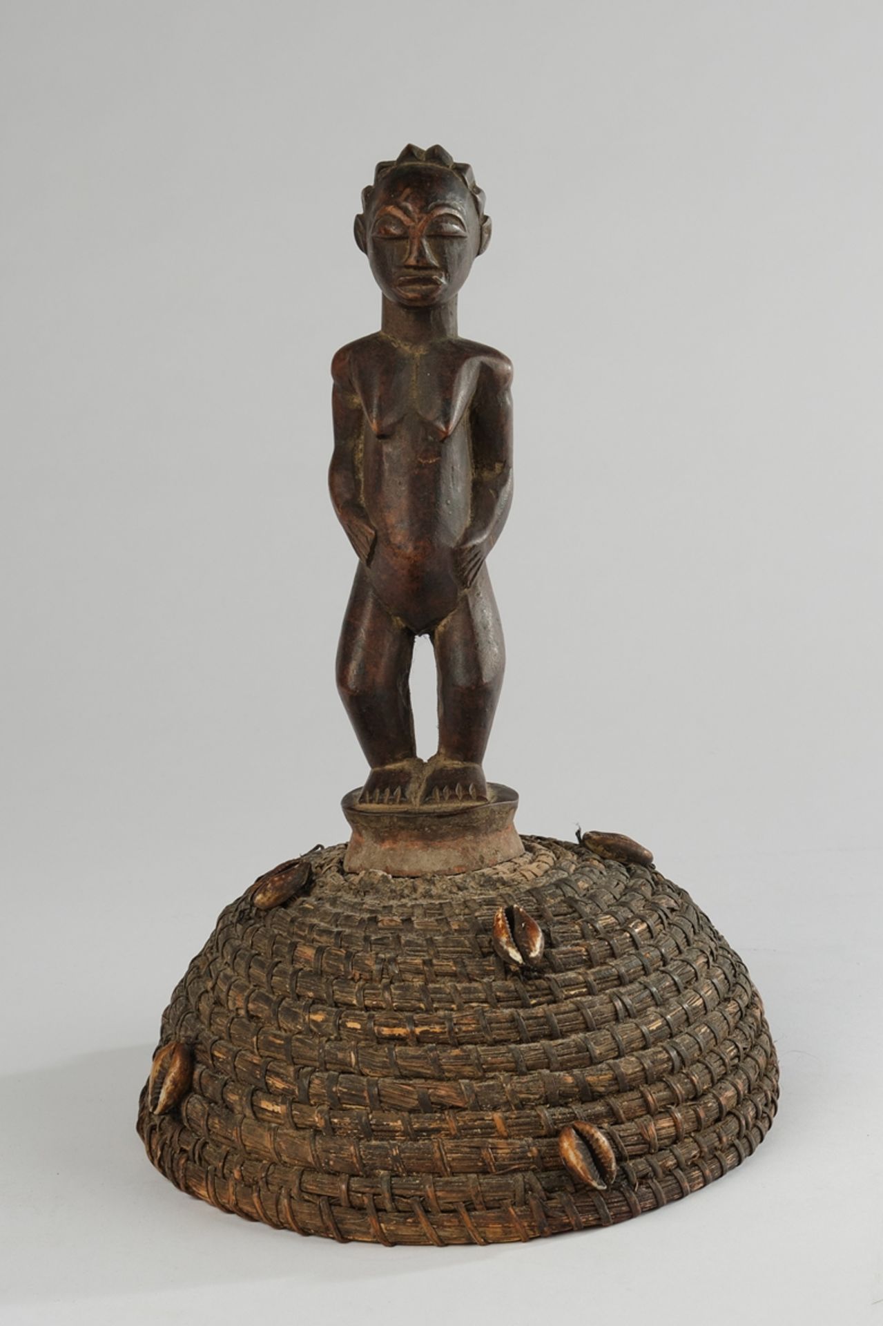 Tanzaufsatz, Luba, Kongo, Afrika, stehende weibliche Figur aus Holz auf Kappe aus Pflanzenfasern mi