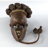 Maske, "mukinka", Salampasu, Kongo, Afrika, Holz, Kupferblech, Pflanzenfasern, Gesicht mit Kupferst