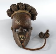 Maske, "mukinka", Salampasu, Kongo, Afrika, Holz, Kupferblech, Pflanzenfasern, Gesicht mit Kupferst