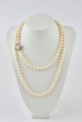 Perlenkette, ca. 120 Perlen ø ca. 6.5 mm, Schließe WG 750, 8 Rubine