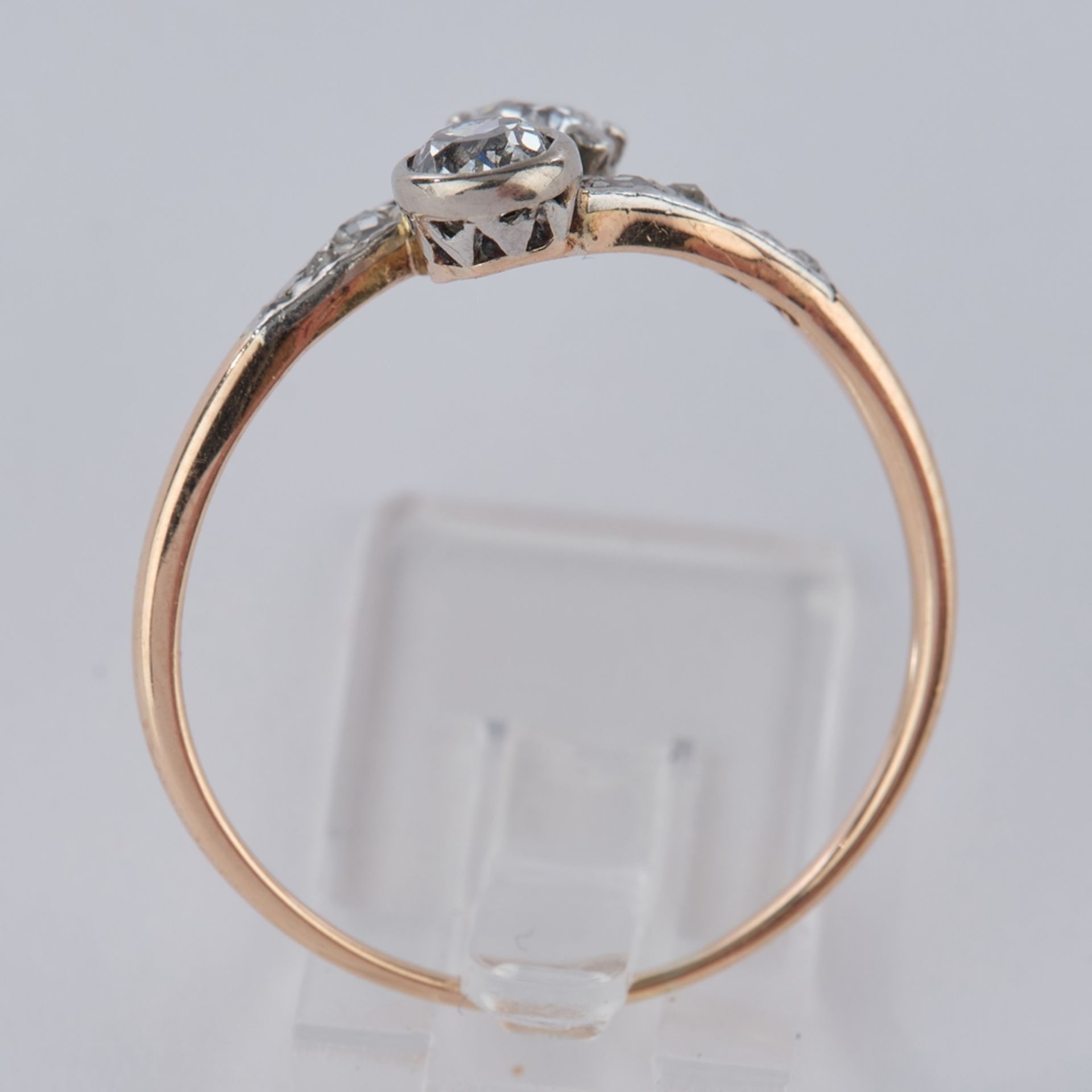 Ring, zwei Brillanten in WG gefasst, zus. ca. 0.20 ct., Ring in GG, RM 15, ca. 1.7 g - Bild 3 aus 3