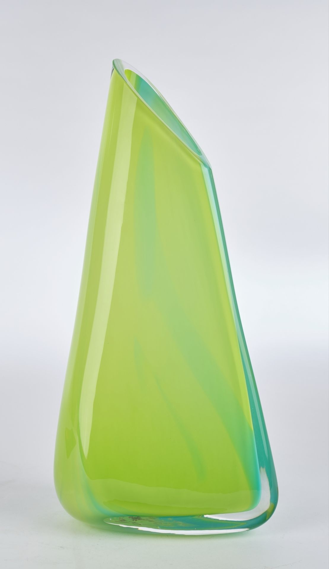 Cristallerie du Val-Saint Lambert, Vase, 1980er Jahre, hohe Segelform mit geschrägter Mündung, farb