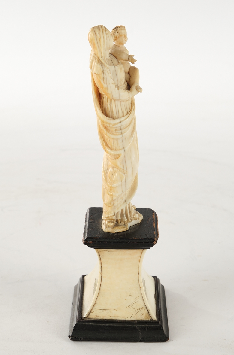 Figur, Elfenbein, geschnitzt, "Madonna mit Kind", Dieppe, Frankreich, um 1780-1830, stehend auf ein - Image 2 of 5