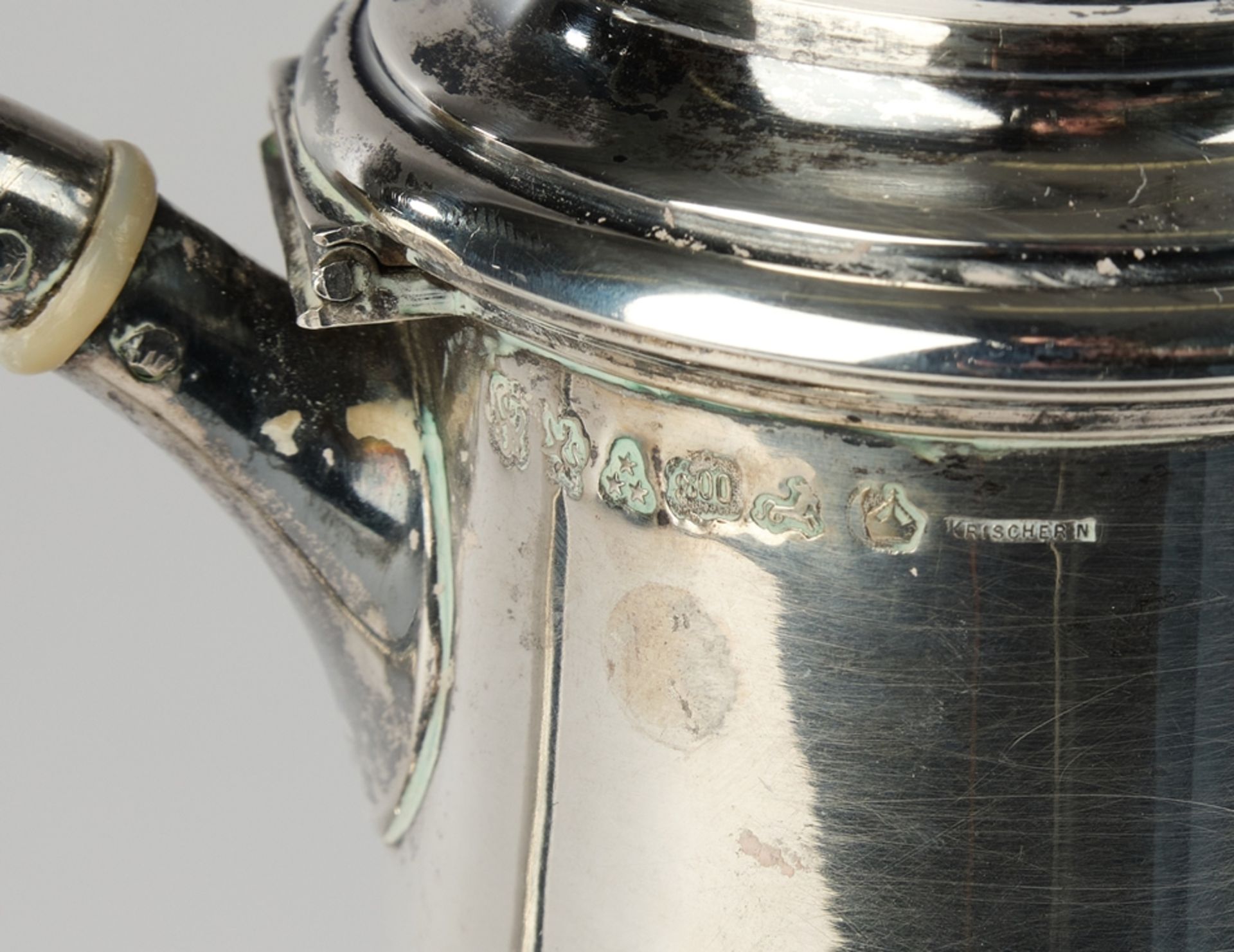 Kaffeekanne, Silber 800, deutsch, Scharnierdeckel mit Knauf, Röhrenausguss, C-Henkel, Schulter mit  - Bild 3 aus 3