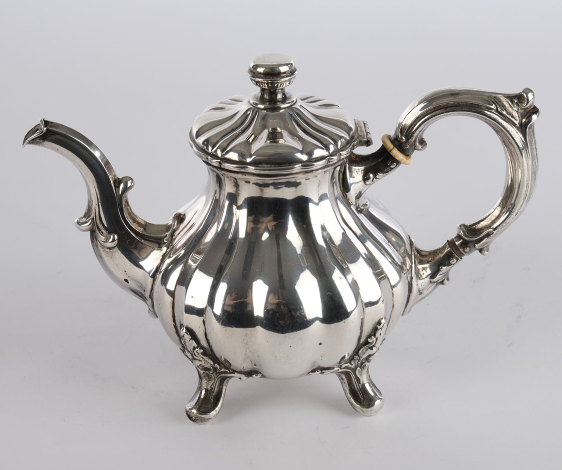 Teekanne, Silber, Barockform, auf vier Füßchen, 16 cm hoch, ca. 483 g, etwas fleckig, Punze unleser - Image 2 of 2