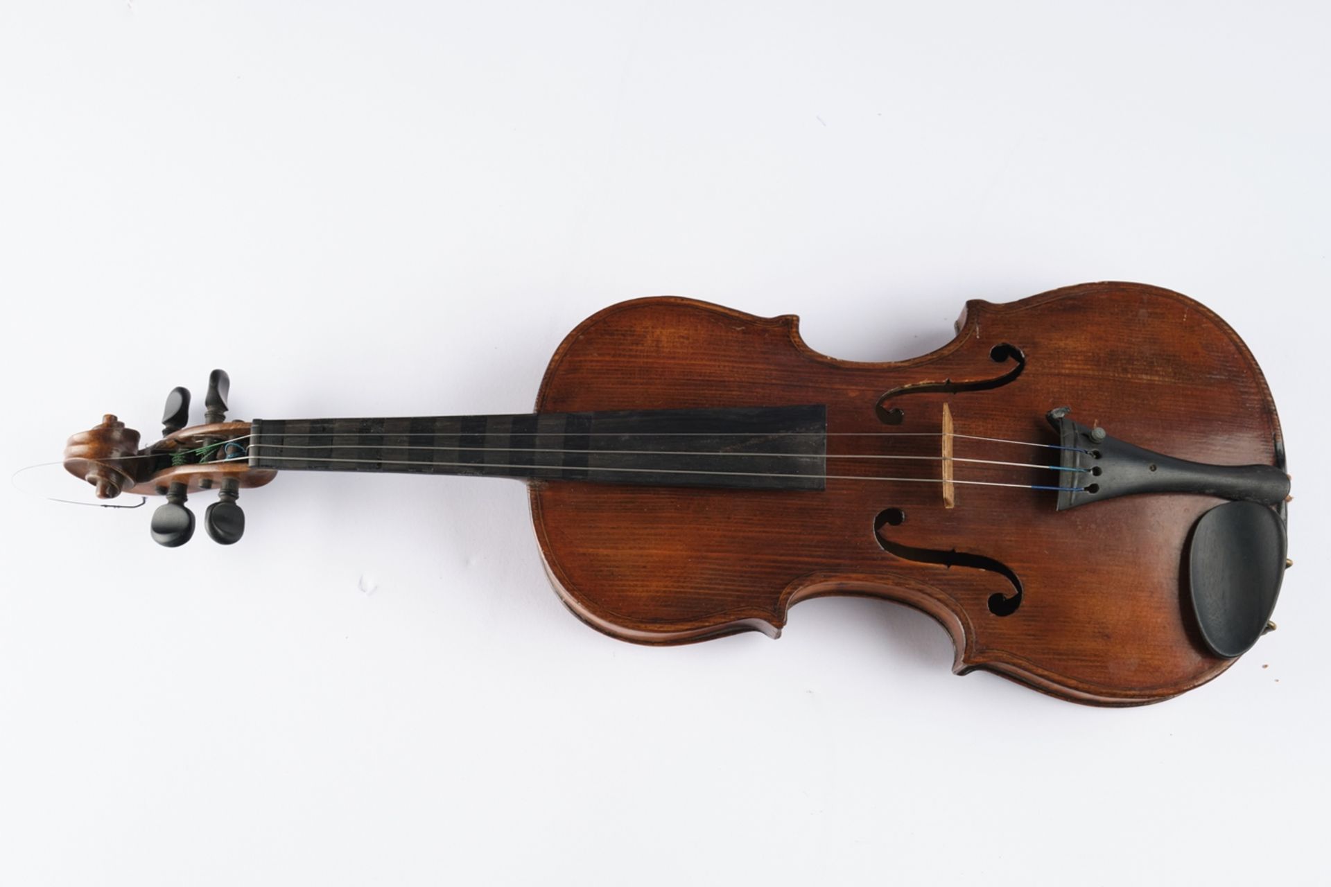 Violine, mit Bogen und Koffer, Länge 60 cm, Alters- und Gebrauchsspuren, eine Saite lose - Bild 4 aus 7