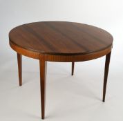 Tisch im klassizistischen Stil, 20. Jh., runde Platte auf vier konischen Beinen, ausziehbar, H. 74 
