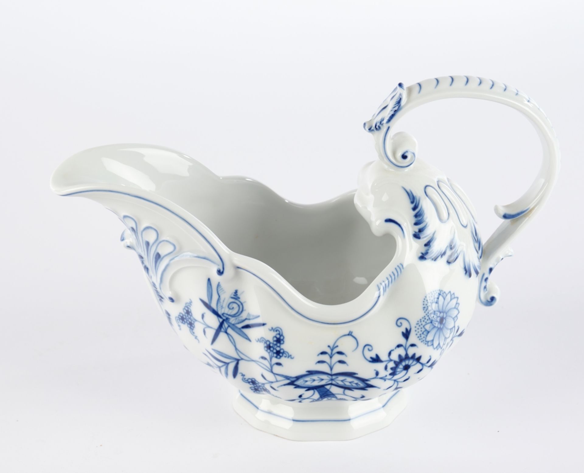 Saucière, Meissen, Schwertermarke, 2. Wahl, Zwiebelmuster, Helmform, 17 cm hoch