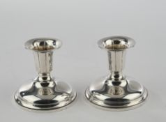 Paar Kerzenhalter, Silber 925, einflammige Tülle auf getrepptem Rundfuß, geschwert, 7 cm hoch, Alte