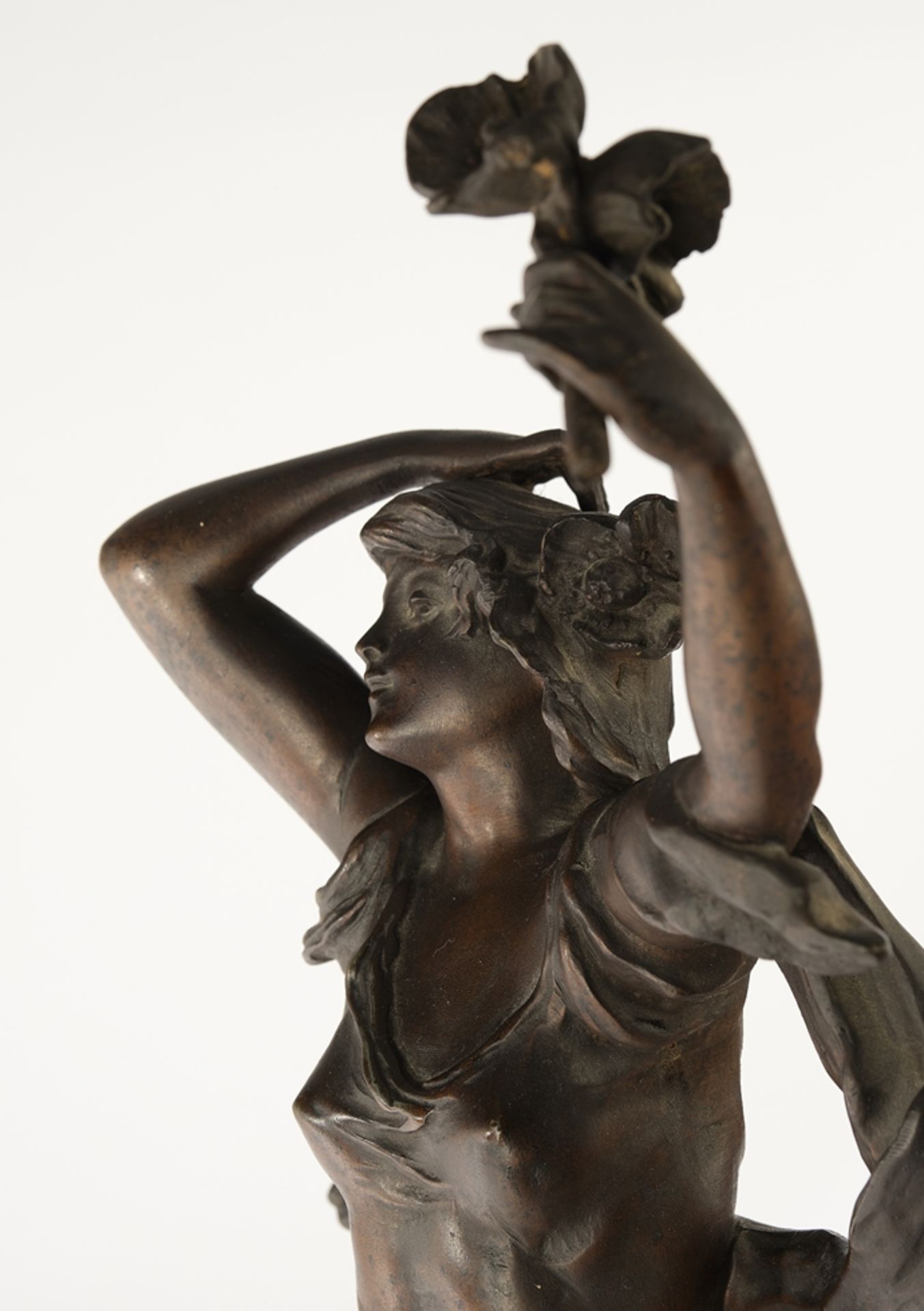 Figurenpendule, "Fleur de Sommeil", mit zwei Beistellern, Frankreich, Ende 19. Jh., rötlicher Marmo - Image 9 of 9