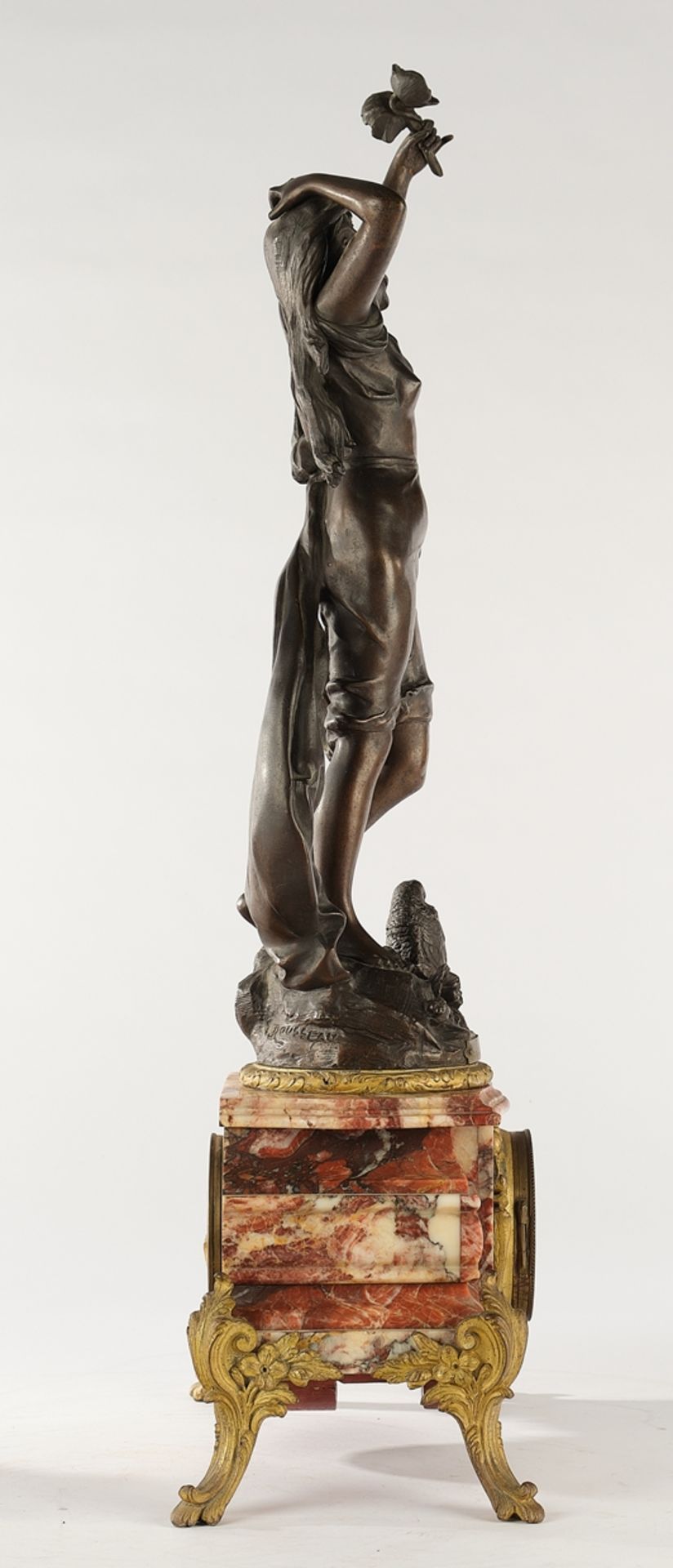 Figurenpendule, "Fleur de Sommeil", mit zwei Beistellern, Frankreich, Ende 19. Jh., rötlicher Marmo - Image 3 of 9