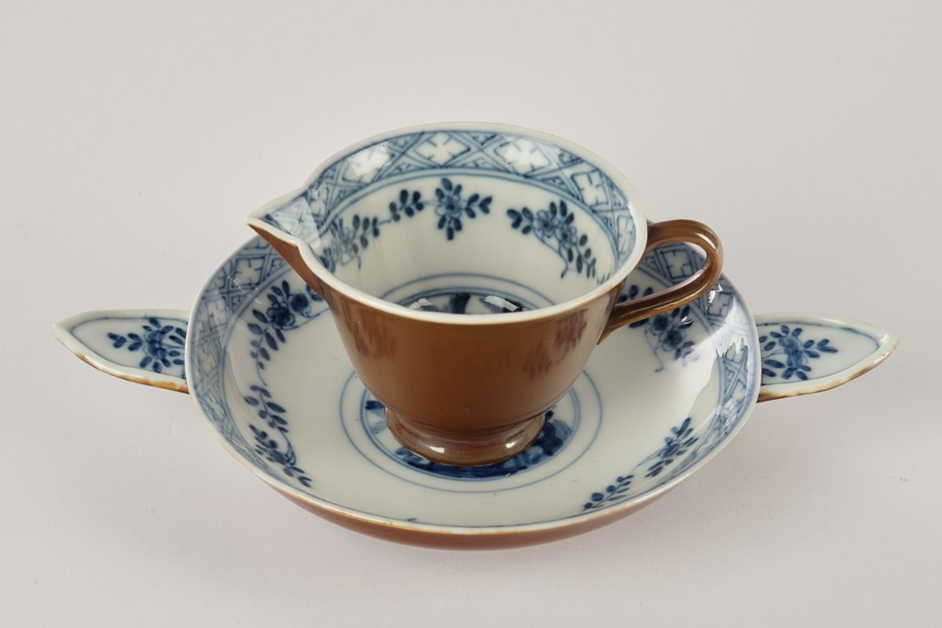 Schnabeltasse mit Untertasse, Meissen, Schwertermarke, 1730er Jahre, außen lüstrierender, kapuziner