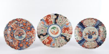 Konvolut 3 Platten, Japan, spätes 19. Jh., Porzellan, florale Imari-Dekore, ø 31-38 cm, leichte Alt