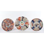 Konvolut 3 Platten, Japan, spätes 19. Jh., Porzellan, florale Imari-Dekore, ø 31-38 cm, leichte Alt