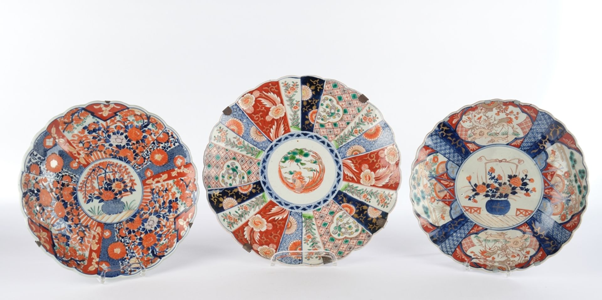 Konvolut 3 Platten, Japan, spätes 19. Jh., Porzellan, florale Imari-Dekore, ø 31-38 cm, leichte Alt