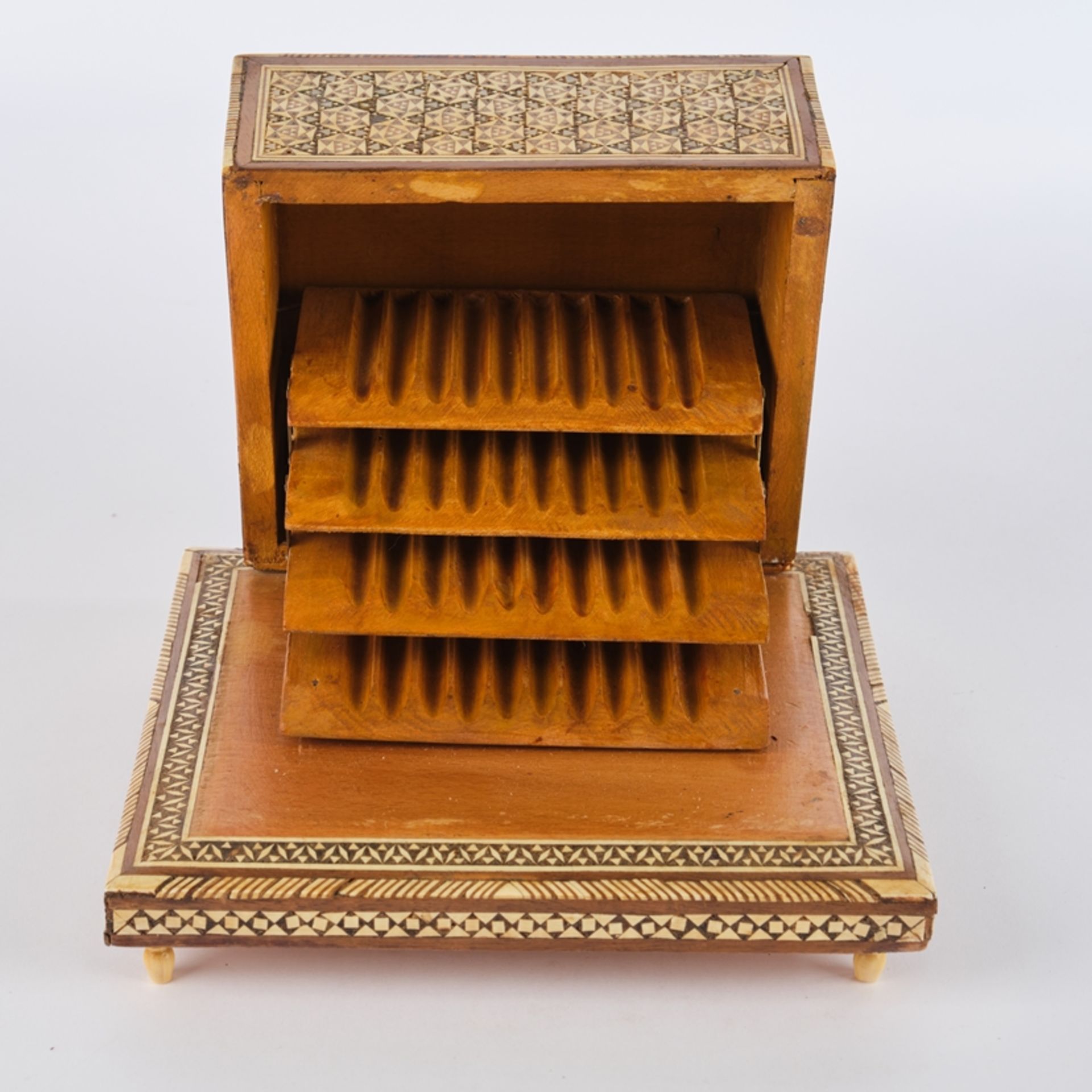 Zigarettenkasten, 1. Hälfte 20. Jh., Holz, Bein, Perlmutt, orientalischer Dekor, aufklappbar, innen - Bild 2 aus 2