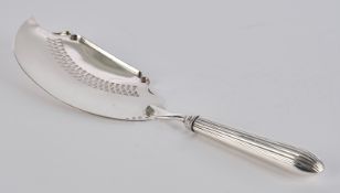 Fischheber, Silber 833, Niederlande, durchbrochene Laffe, kannelierter Griff geschwert, 33.8 cm hoc