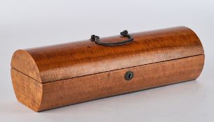 Schatulle, um 1900, Holz, gestreckt gerundeter Korpus, beweglicher Deckelgriff und Schlüsselschild 