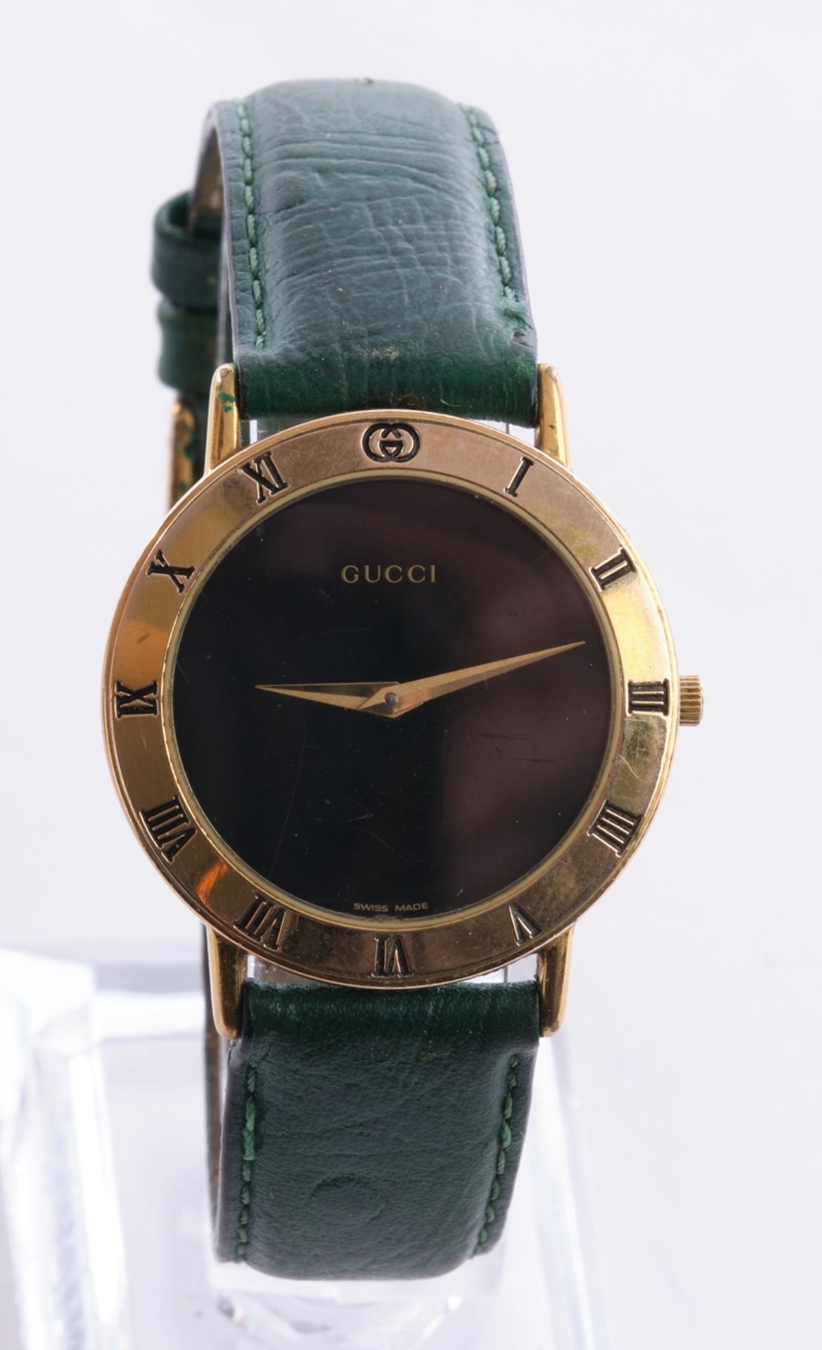 Gucci, Herrenarmbanduhr Ref. 3000.2.11, Gehäuse vergoldet mit römischen Ziffern, grünes Lederarmban