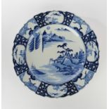 Platte, Japan, 19. Jh., Porzellan, Blau-Weißer-Dekor, im Spiegel Landschaft mit See und Bergen, Fah