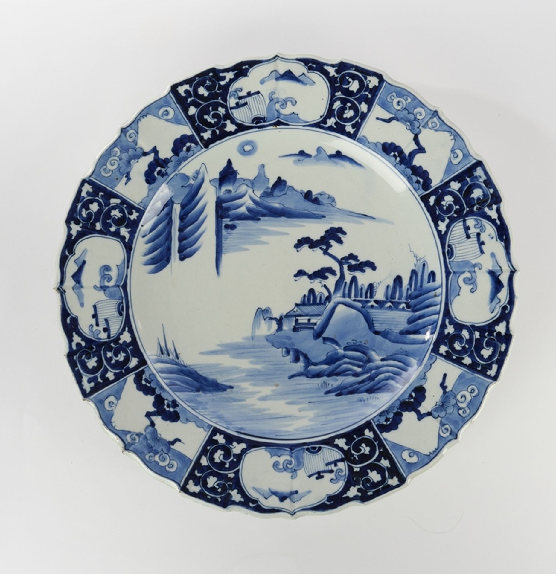 Platte, Japan, 19. Jh., Porzellan, Blau-Weißer-Dekor, im Spiegel Landschaft mit See und Bergen, Fah