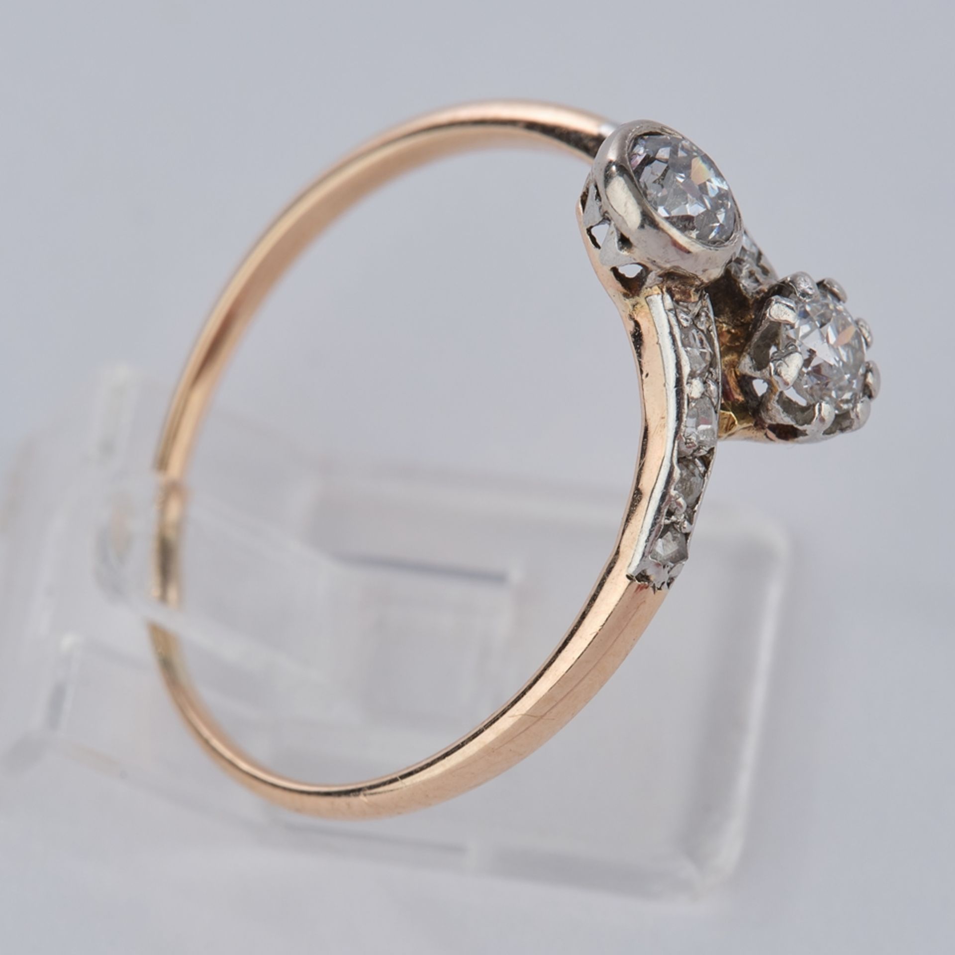 Ring, zwei Brillanten in WG gefasst, zus. ca. 0.20 ct., Ring in GG, RM 15, ca. 1.7 g - Bild 2 aus 3