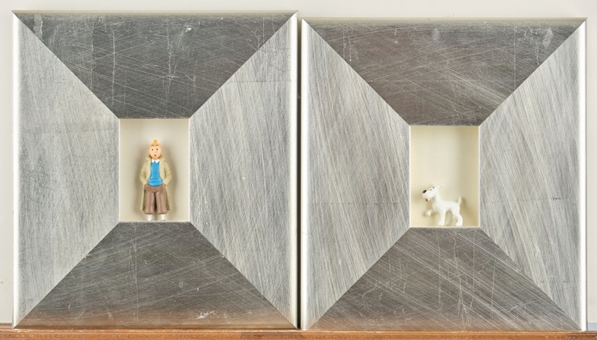 Zwei Figuren, "Tim" und "Struppi", RM je 30 x 20 cm, je unter Glas gerahmt