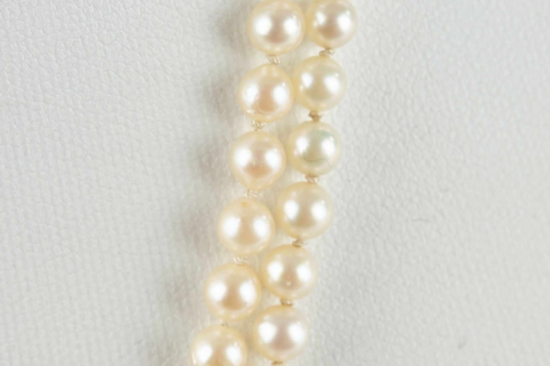 Perlenkette, zweireihig, im Verlauf, Verschluss WG 585, 7 kleine Diamantsplitter, 46 cm lang - Bild 2 aus 3