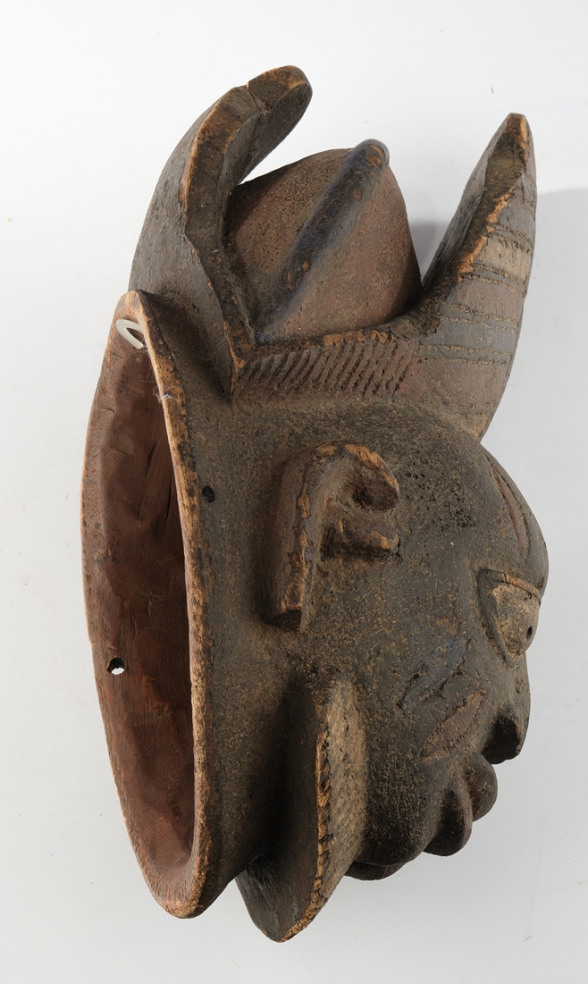 Maske, "egungun", Yoruba, Nigeria, Afrika, Holz, mehrfarbig, krustige Oberfläche, 38 cm hoch, Trage - Bild 3 aus 3