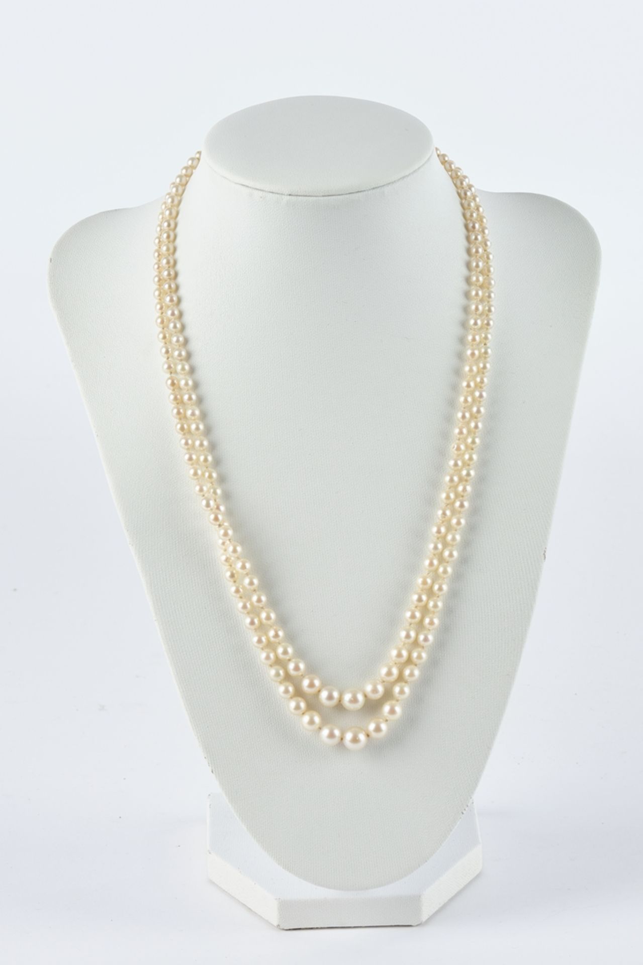 Perlenkette, zweireihig, im Verlauf, Verschluss WG 585, 7 kleine Diamantsplitter, 46 cm lang
