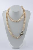 Perlenkette, Perlen ø ca. 8 mm, Verschluss Metall (verfärbt, Steine fehlen) mit Perle, ca. 82 cm la