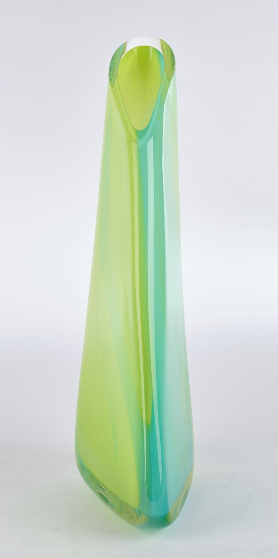 Cristallerie du Val-Saint Lambert, Vase, 1980er Jahre, hohe Segelform mit geschrägter Mündung, farb - Bild 3 aus 3
