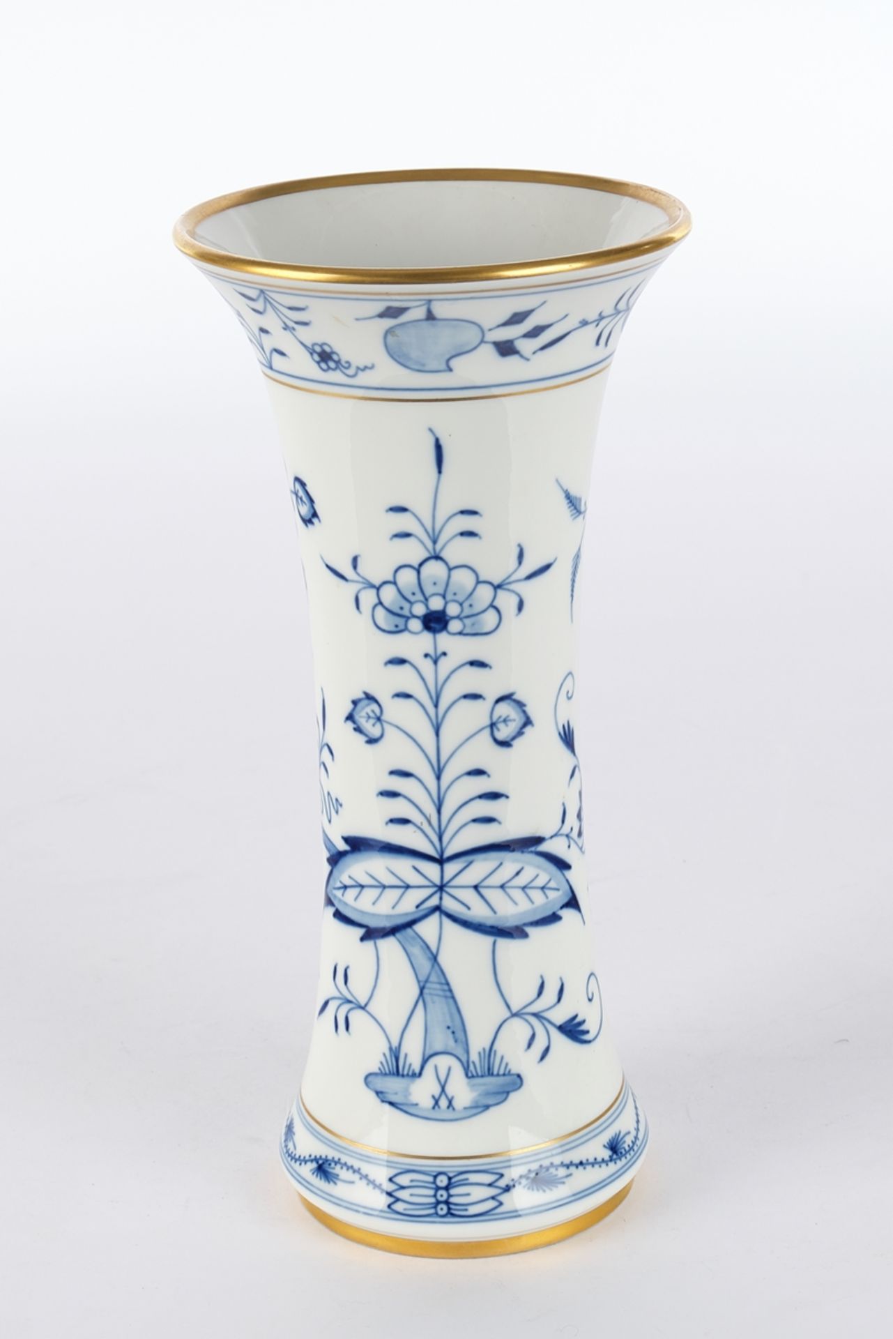 Vase, Meissen, Schwertermarke, 1. Wahl, Zwiebelmuster, Goldrand, konische, schlanke Form, 25.3 cm h