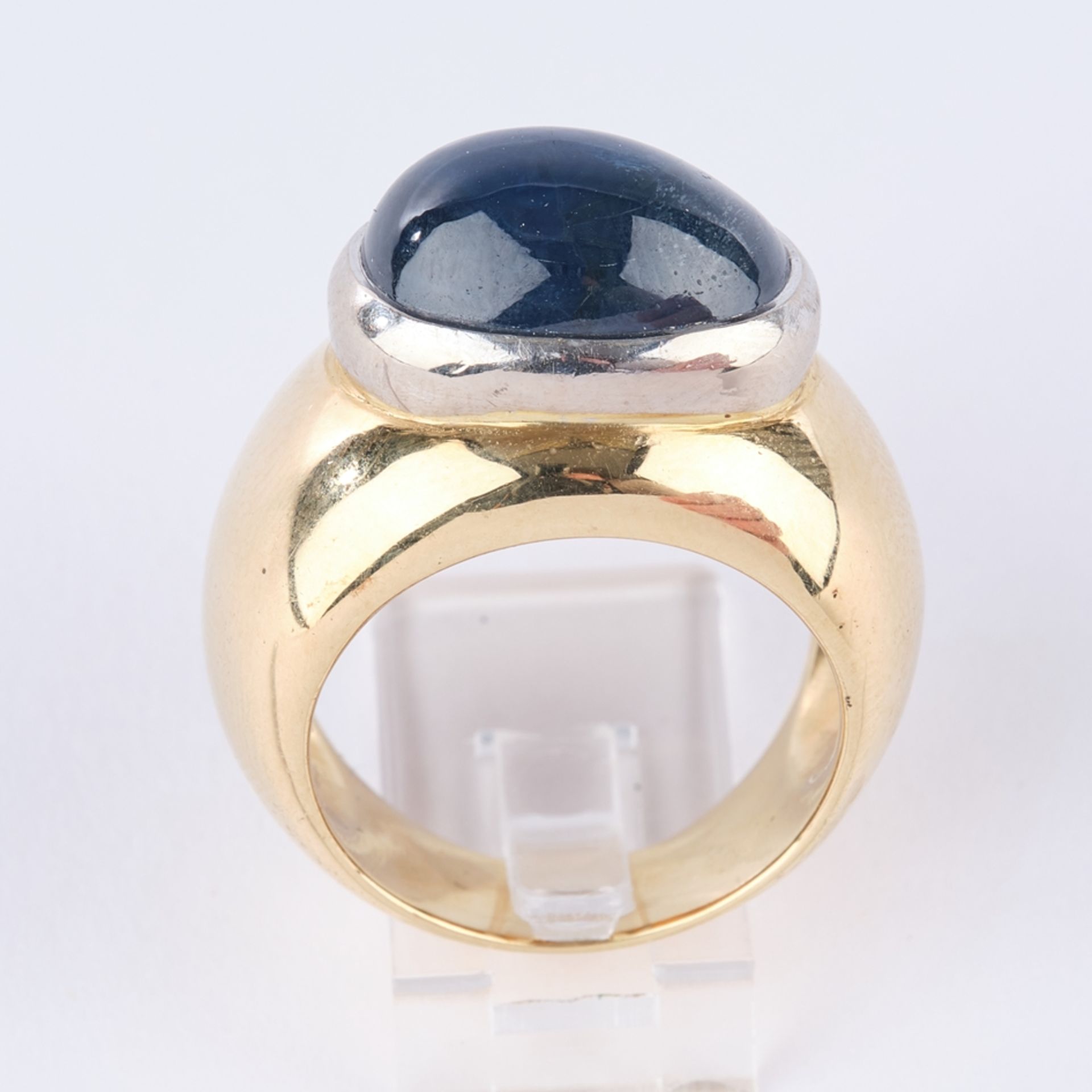 Ring, GG 750, ovaler Saphir-Cabochon ca. 9.0 ct., Fassung in WG, 16.2 g., RM 13. - Bild 3 aus 3