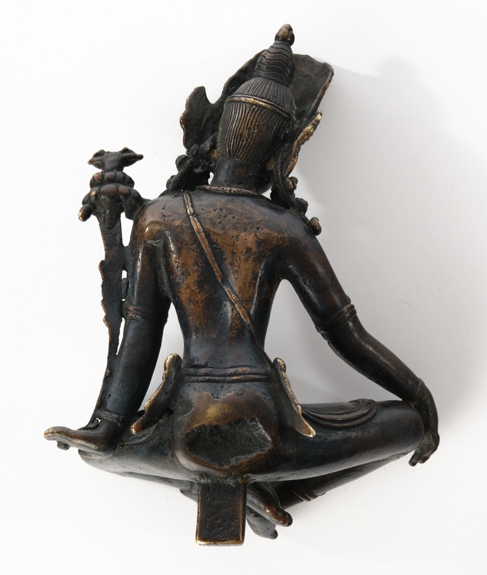 Indra, Nepal, im alten Stil des 13./14. Jh., wohl 20. Jh., Kupfer, vedische Gottheit sitzend in der - Image 3 of 5