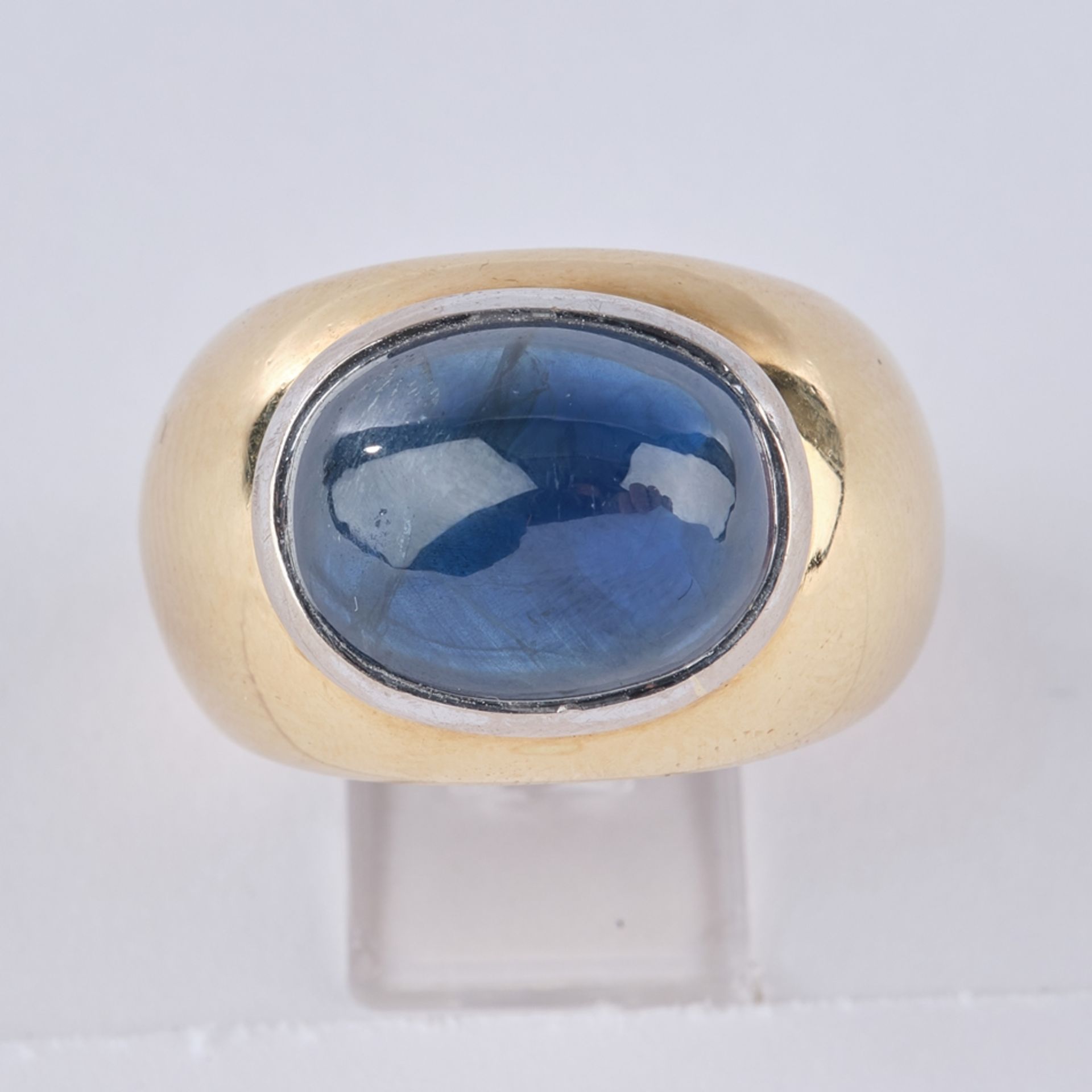 Ring, GG 750, ovaler Saphir-Cabochon ca. 9.0 ct., Fassung in WG, 16.2 g., RM 13. - Bild 2 aus 3