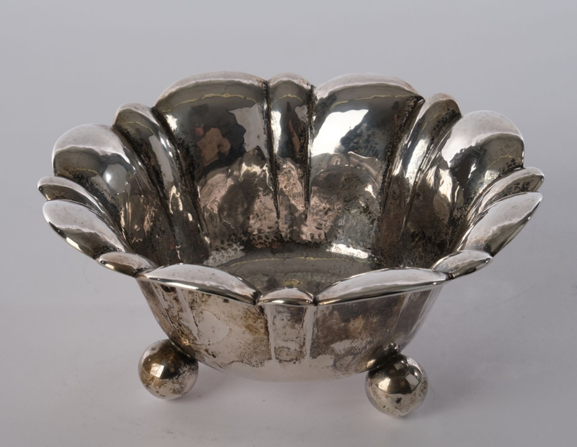 Schale, Silber 800, deutsch, martelliert, Blütenform, auf drei Kugelfüßen, 8.5 cm hoch, ø 19 cm, ca
