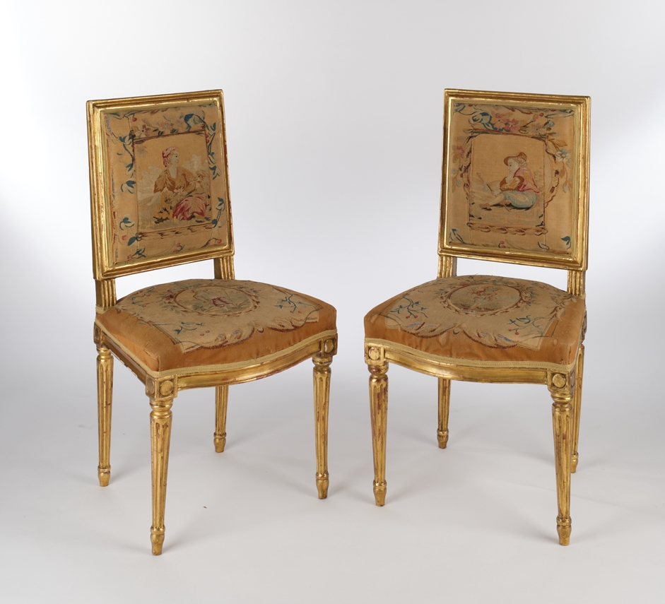 Paar Stühle im Stil Louis XVI, wohl um 1900, Eiche geschnitzt und vergoldet, Kreidegrund, kannelier