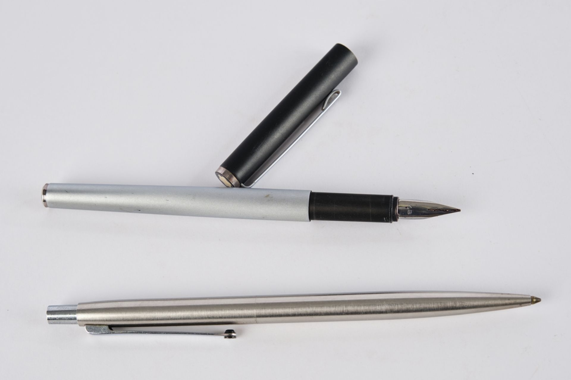 Kugelschreiber, Füllfederhalter, Montblanc, stahlfarben bzw. gebürstet/schwarz, 13.8 cm hoch, ungep - Bild 2 aus 2