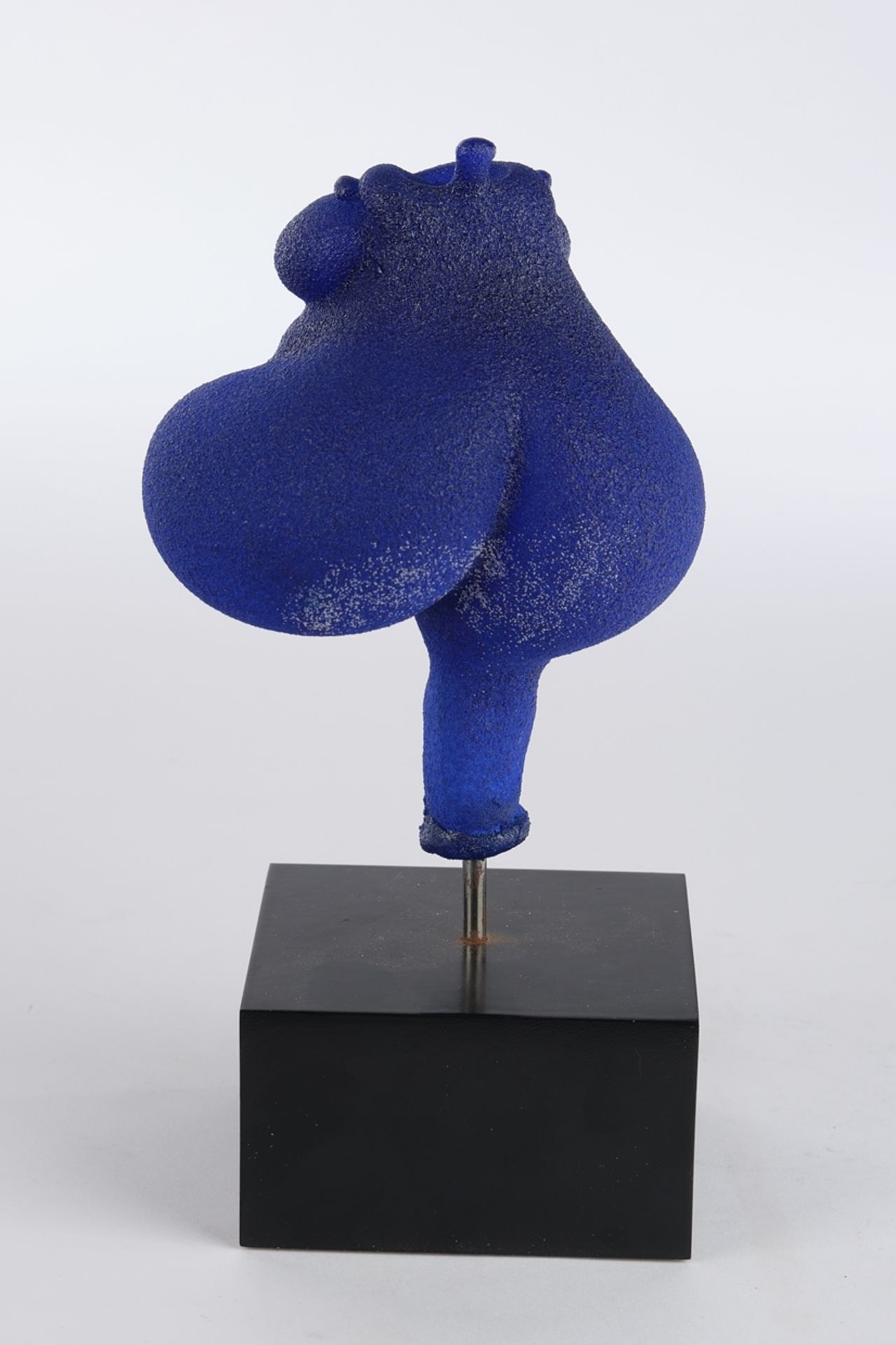 Engman, Kjell, Kosta Boda, "Blue People", Glasskulptur, blau, weiblicher Torso, an Metallstange auf - Image 3 of 5