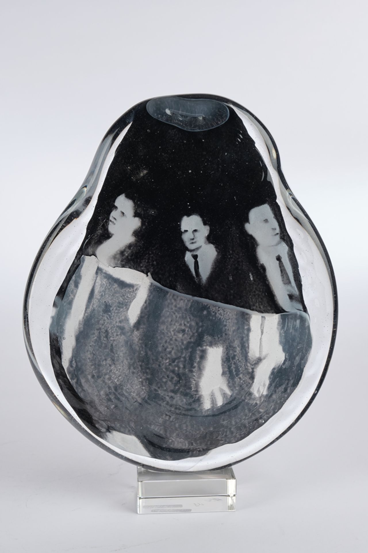 Metzger, Rainer, "Wölfe", Glasobjekt, Unikat, von 1999, ovalförmiges Gebilde in Graaltechnik auf St - Bild 2 aus 2