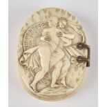 Deckeldose, "Erotische Szene", Frankreich, um 1800-1850, Elfenbein, oval, flachgeschnitzter Deckel