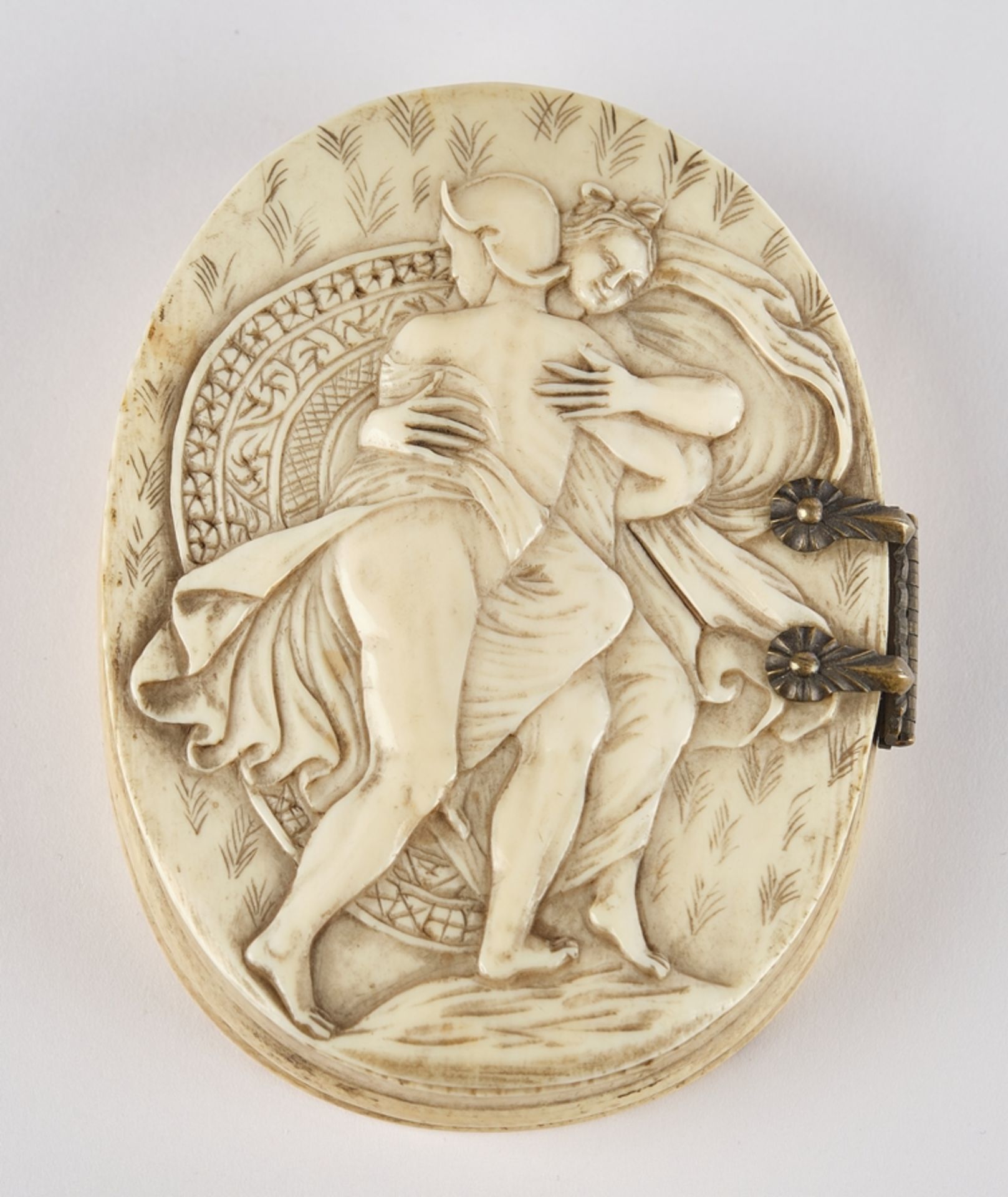 Deckeldose, "Erotische Szene", Frankreich, um 1800-1850, Elfenbein, oval, flachgeschnitzter Deckel