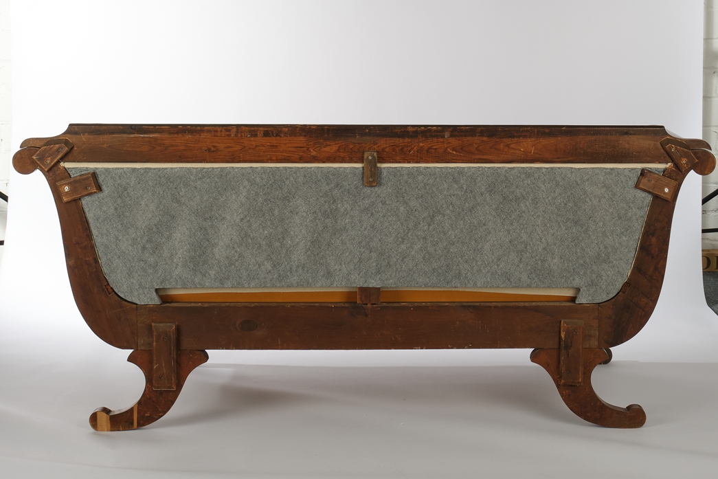 Sofa des Biedermeier, süddt., um 1825/30, Nussbaum, Armlehnen und Füße geschwungen, erneuerter crem - Image 2 of 2